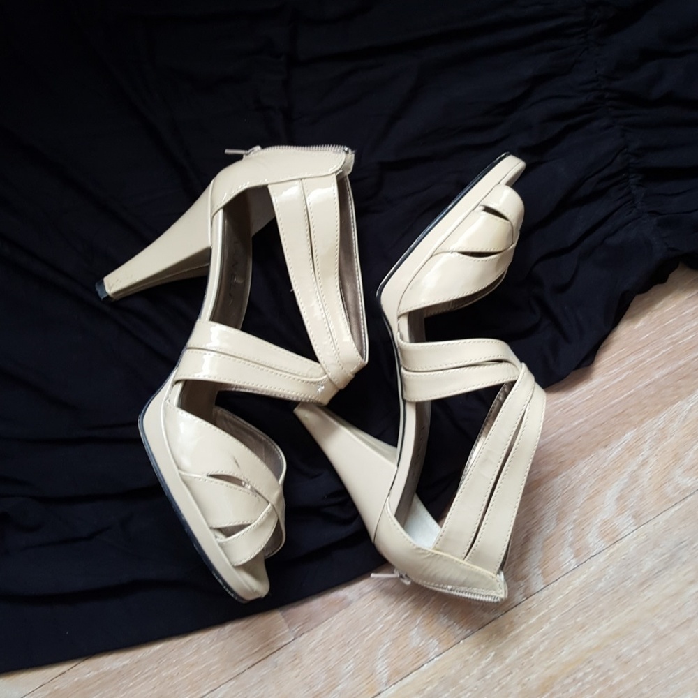 Gorgeous 💜Valeni nude strappy heels